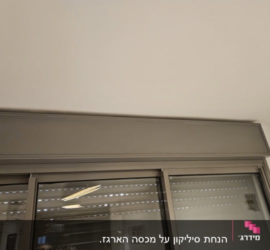 תריסים וחלונות עם מסגרת מתכת אפורה